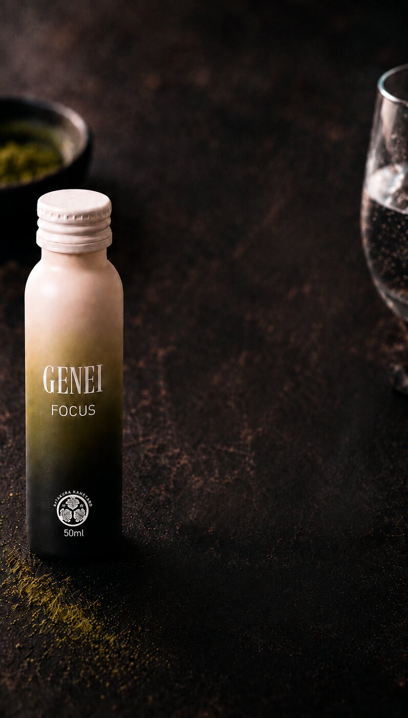 抹茶パウダーとグラスと並ぶGENEI FOCUSボトル
