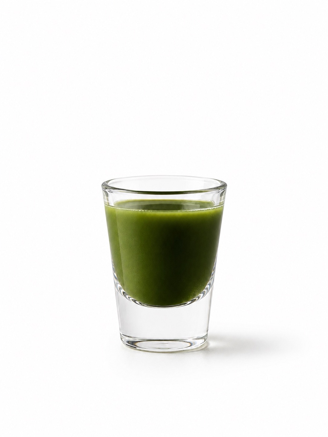 黒い背景に置かれた、抹茶レモンの緑のショット